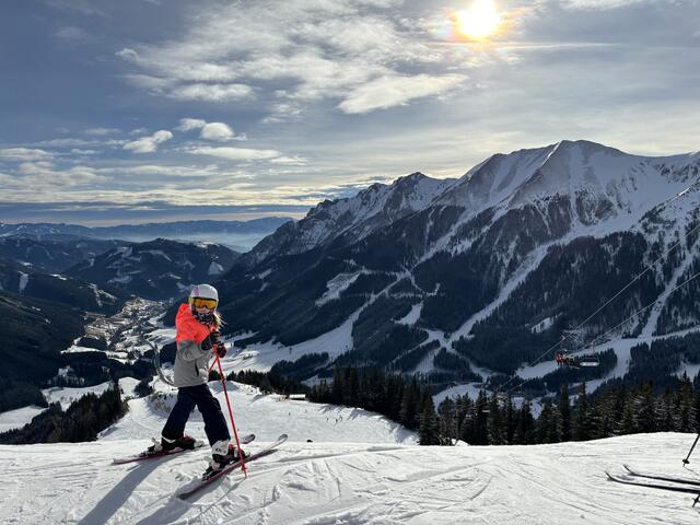 Bereit für die Pistengaudi: Am Präbichl genießen Kleine und Große ein wunderschönes Bergpanorama. | Foto: MeinBezirk/Jung