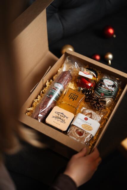 Freude schenken mit den Frierss Genusskartons.  | Foto: Frierss