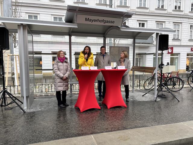 Bei der Station Mayerhofgasse gab es eine Ansprache. | Foto: Tamara Winterthaler/MeinBezirk