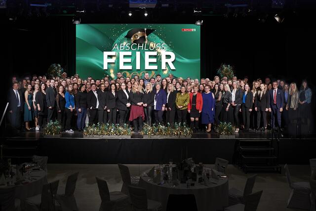 Im festlichen Rahmen der spinnerei Traun wurden die Absolventen des Familienunternehmens gebührend gefeiert. | Foto: Spar