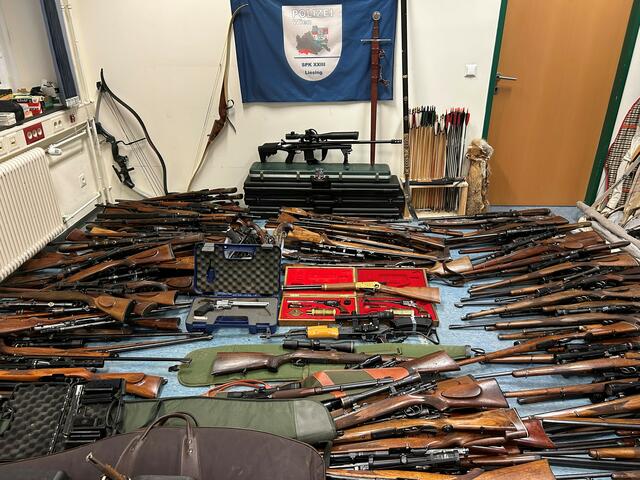 Über die Jahre gehortet: Ein riesiges Waffenarsenal – darunter über 200 Langwaffen – konnte die Polizei bei einem 85-Jährigen in seinem Haus in Liesing finden. | Foto: LPD Wien
