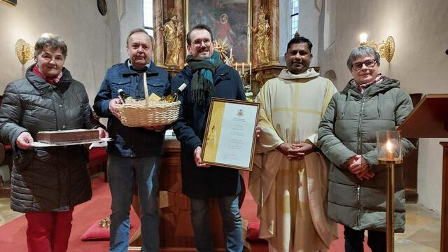 v.li.n.re: Angela Schiller, Ernst Bretterbauer, Leopold Ettenauer, Pfarrer Aby Joseph Mannoor, Maria Guß | Foto: privat