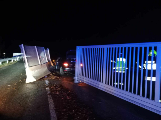 Am Mittwochabend ereignete sich in Deutschfeistritz ein Verkehrsunfall, bei dem ein Fahrzeug gegen eine Betonleitwand krachte. | Foto: FF Deutschfeistritz