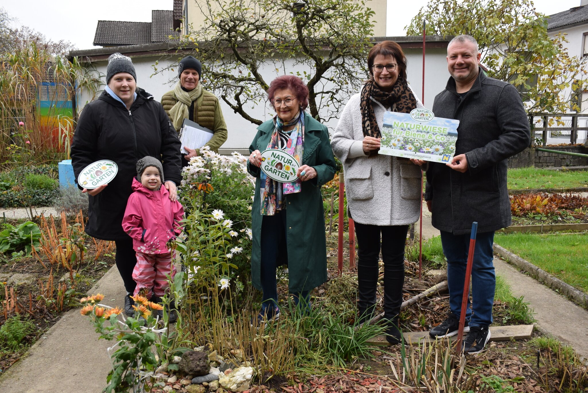 Fünf weitere Amstettner mit Plakette Bei Natur im Garten darf es wild