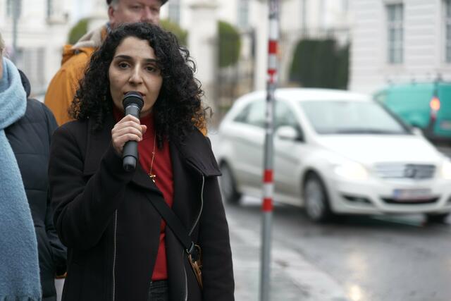 Bezirksvorsteherin Saya Ahmad (SPÖ) kritisiert den unzureichenden Baumschutz vonseiten der katarischen Botschaft. | Foto: Maximilian Spitzauer / MeinBezirk