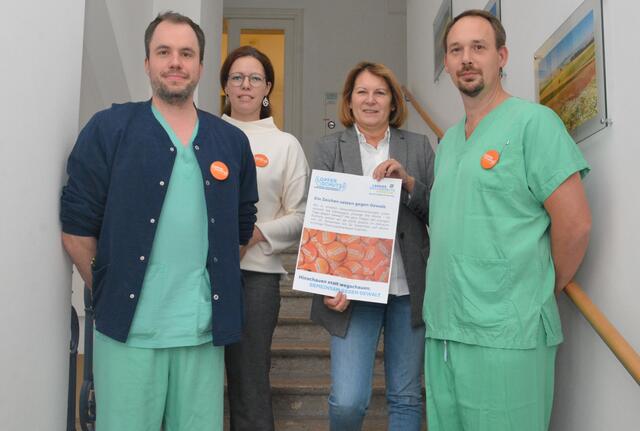 Stationsleiter DGKP Bernd Bachmayer, Qualitätsmanagerin Marina Hammerl, Pflegedirektorin DGKP Silvia Hickelsberger, und DGKP Hannes Sattler unterstützen im Landesklinikum Korneuburg-Stockerau die Aktion gegen Gewalt. | Foto: Landesklinikum Korneuburg-Stockerau