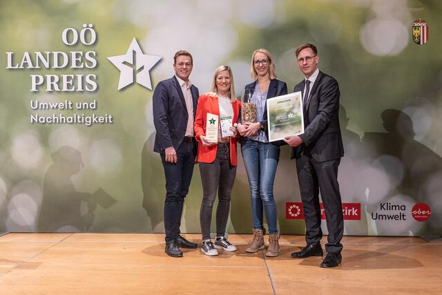 TNMS Bad Leonfelden (MINT: 3. Klasse 2024/25)           
Zigarettenstummel-Challenge – Gemeinsam gegen Zigarettenabfall:
LR Stefan Kaineder, Verena Dachs, Magdalene Überegger, Chefredakteur Thomas Winkler | Foto: Land OÖ/Tina Gerstmair