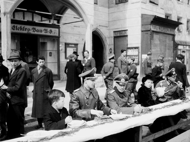 "Eintopfsonntag" – demonstrative Ausspeisung auf dem Freistädter Hauptplatz zur Nazizeit (1942). | Foto: Heinrich Melzer