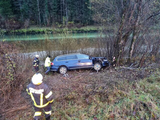 Der Pkw war von der Fahrbahn abgekommen und im Uferbereich der Traun zum Liegen gekommen. | Foto: FF Mitterweissenbach