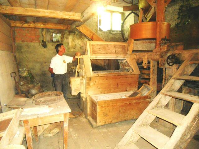 Johann Glatzl in der Mahlstube der Stoacher Mühle. | Foto: Anni Glatzl