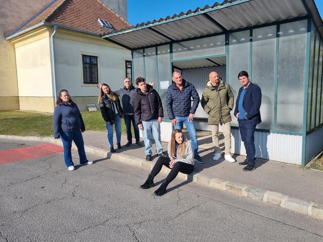 Die Franzensdorfer mit Ortsvorsteher Robert Nepp (dritter von rechts) und Mobilitätsstadtrat Andy Vanek (dritter von links) warten sonntags vergeblich auf einen Bus. | Foto: zVg