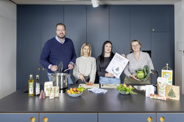 dm drogerie markt und BIO AUSTRIA veranstalten Festessen für den guten Zweck. Im Bild (v. l.): Harald Bauer (dm Geschäftsführer), Janine Steinhardt und Sanela Selimbasic (dm Filialmitarbeiterinnen), Barbara Riegler (Obfrau BIO AUSTRIA). | Foto: dm/michael preschl photography