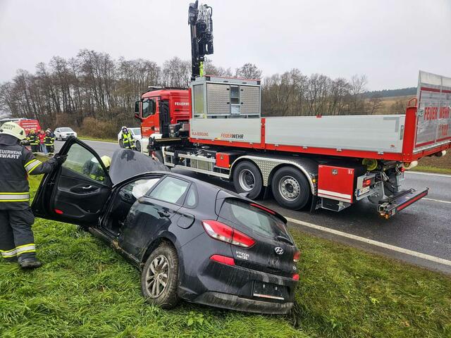 Die Feuerwehren Kemeten und Oberwart führten die Bergung des Unfallfahrzeuges aus. | Foto: FF Kemeten