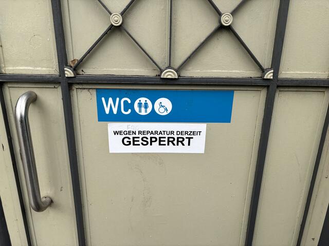Seit Juli ist die WC-Anlage gesperrt. Anrainerinnen und Anrainer müssen ausweichen. | Foto: Ipirotis/MeinBezirk