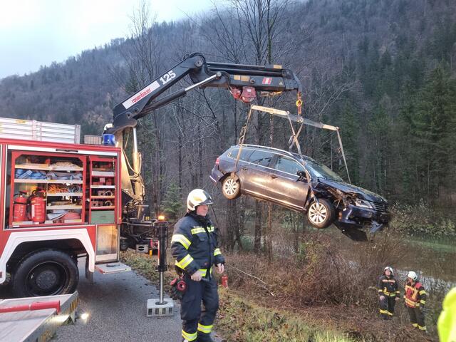 Das verunfallte Fahrzeug wurde mittels Kran der Feuerwehr geborgen. | Foto: FF Mitterweissenbach