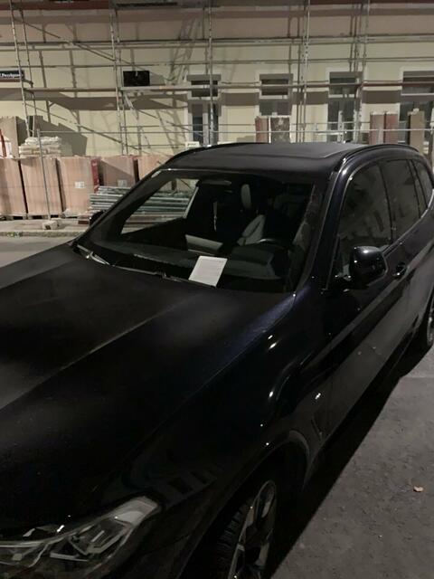 Ein Foto zeigt etwa ein betroffenes Fahrzeug in der Pezzlgasse. | Foto: Luftnot Kollektiv/X