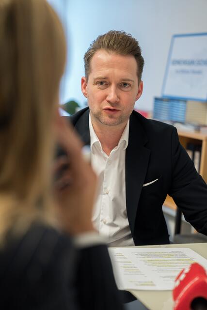 Rainer Will: "Wenn Nachrichten verbreitet werden, dass die Netzkosten wieder steigen – obwohl diese eigentlich von den Energieversorgern hätten getragen werden sollen und nun auf die Bevölkerung abgewälzt werden –, ist das Gift für den Konsum." | Foto: Martin Baumgartner