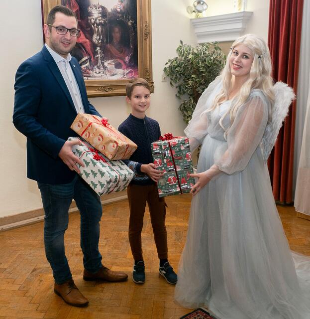 Gemeinderat LAbg. Philipp Gerstenmayer und Benjamin Dietl mit dem Christkind Julia Nusko. | Foto: Stadt Wiener Neustadt/Maurer