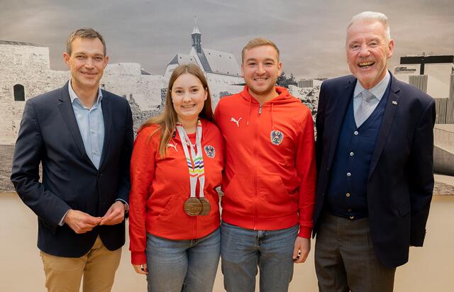 Sportstadtrat Philipp Gruber, Keglerin Tanja Pröll, Kegler Michael Roth und Bürgermeister Klaus Schneeberger. | Foto: Stadt Wiener Neustadt/Weller