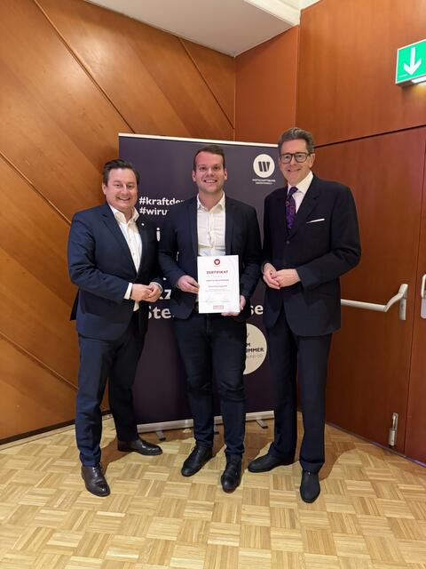Das Zertifikat wurde von Wirtschaftskammer-Präsident Harald Mahrer (re.) und Generalsekretär des Österreichischen Wirtschaftsbundes Kurt Egger (li.) an Martin Feichtinger (Mi.) überreicht. | Foto: Wirtschaftsbund Österreich