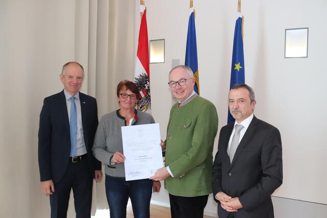 Ehrung für die 15-jährige Betreuung einer hydrographischen Messstelle: Martin Angelmaier (Abteilungsleiter Wasserwirtschaft), Frau Maria Digruber, Stephan Pernkopf, Franz Higer (Referatsleiter Hydrographie) (v.l.) | Foto: NÖ Landesregierung