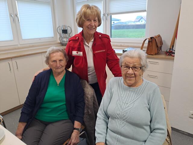 Inge Steinerberger, Rotkreuz-Bezirksreferentin für die Sozialen Dienste, ist begeistert von dem großen Andrang beim ersten Begegnungskaffee in Mining. | Foto: RK Braunau/Lauschmann