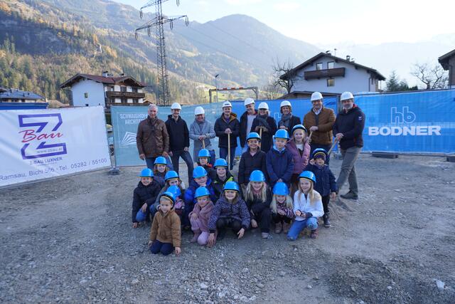 Der Spatenstich für die neue Volksschule in Ramsau ist vollzogen. Die Freude ist groß.  | Foto: Haun