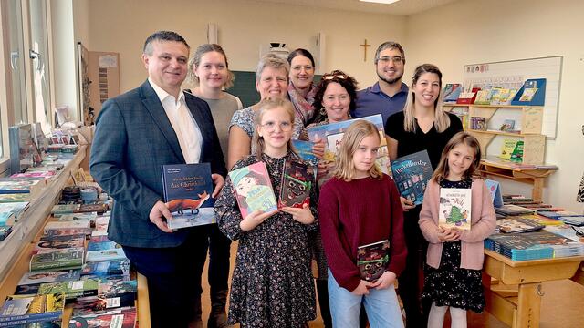 Lesefest Gerersdorf. Bürgermeister Franz Schuster und begeisterte Schülerinnen bedanken sich beim Team des Elternvereins Gerersdorf und bei Birgit Roith vom „Postkastl“ Ober Grafendorf.  | Foto: dieLechnerei