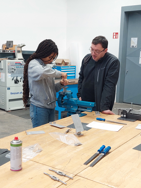 „Workshop mit Schülerinnen“ bei Binder + Co.: Unter der fachkundigen Anleitung von Armin Krispel, Meister der Assemblierung und Lehrlingsausbilder, fertigten Lara Bloder und ihre Mitschülerinnen eine Handyhalterung aus Aluminium an. | Foto: Eva Michelic