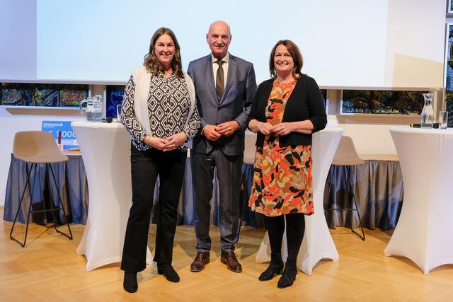 Die Geschäftsführerin des Sozialen Wohnservices Wels, Bettina Reichhold, Landesrat Christian Dörfel und E37-Vorstandsvorsitzende Petra Wimmer. | Foto: E37 SWS