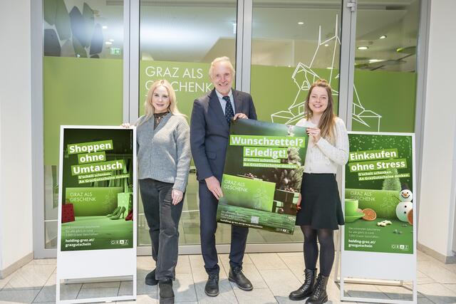 Der GrazGutschein steht im Zentrum einer neuen Werbekampagne. Am Foto: Influencerin Carina Portenschlager (Blondiebrownie.Sis), Wirtschaftsstadtrat Günter Riegler und Carola Ebert (Abteilungsleiterin Vertriebsmanagement im Marketing der Holding Graz) (v.l.). | Foto: Holding Graz