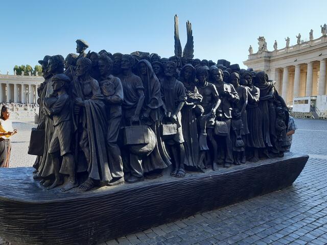 Ein Denkmal auf dem Petersplatz in Rom weist auf die Flüchtlingssituation hin. | Foto: Regina Karlen