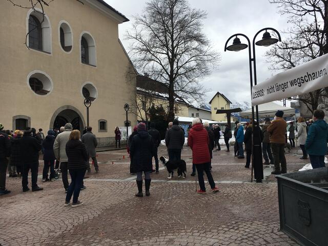 Bei den Mahnwachen in Reutte wird friedlich auf die teils schlimme Situation von Flüchtlingen aufmerksam gemacht. | Foto: Kurz