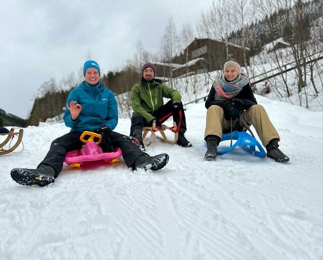 Auch das Rodeln wird immer beliebter: MeinBezirk Redakteurin Laura Jung (l.) hat es mit ihren deutschen Besuchern am Präbichl ausprobiert. | Foto: MeinBezirk/Jung