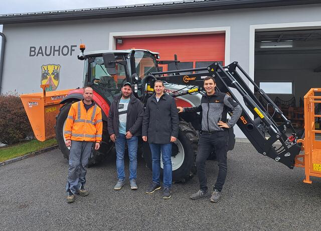 Bauhofleiter Jürgen Höchtl, Christoph Tauber (Steyr Center), Vizebürgermeister Christian Kletzl und Markus Holzweber (Steyr Center) vor dem neuen Bauhof-Traktor. | Foto: Gemeinde