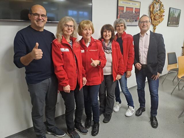 Bürgermeister Josef Zechmeister, die freiwilligen Mitarbeiterinnen und Rotkreuz-Ortsstellenleiter Andreas Huber sind motiviert. | Foto: RK Braunau/Lauschmann