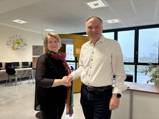 Gabriela Teubenbacher übergibt an ihren bisherigen Stellvertreter Robert Bayer, der mit der Schulleitung betraut wurde. | Foto: MeinBezirk Perg/Köck
