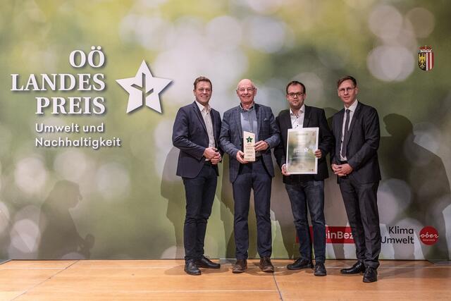 OÖ Landesabfallverband - Upcycling Hüttenschlafsack:
LR Stefan Kaineder, Thomas Anderer, Johannes Offenthaler, Chefredakteur Thomas Winkler | Foto: Land OÖ/Tina Gerstmair