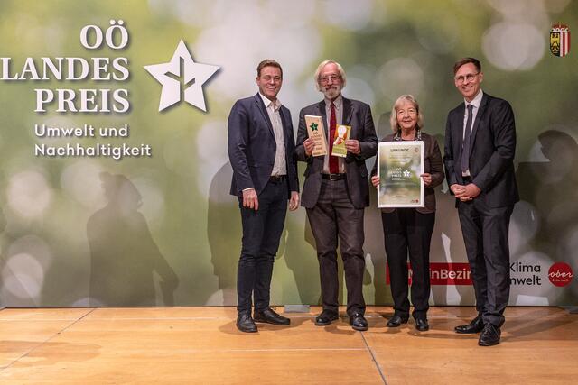 OStR Prof. Dipl. Ing. Gerd Simon – Energierunde Freistadt:
LR Stefan Kaineder, Gerd Simon und Dagmar Everding, Chefredakteur Thomas Winkler | Foto: Land OÖ/Tina Gerstmair