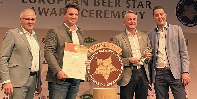Geschäftsführer Paul Steininger (2.v.l.) und Braumeister Johannes Leitner (2.v.r.) nahmen die Auszeichnung in Nürnberg entgegen.  | Foto: European Beer Star
