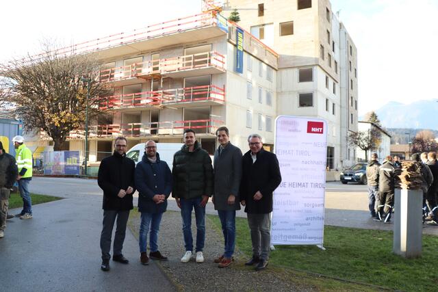 NHT-Geschäftsführer Johannes Tratter überzeugt sich mit (v.re.) Bürgermeister Michael Riedhart, Steffen Vogt (Architekturbüro Vogl-Fernheim), Christof Hilber (Baufirma Porr) und Landtagsabgeordnetem Sebastian Kolland vom Baufortschritt in der Südtiroler Siedlung. | Foto: Nimpf