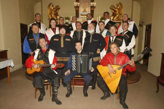 Der Männerchor kommt in die Pfarrkirche Neuhofen. | Foto: Bolschoi Don Kosaken