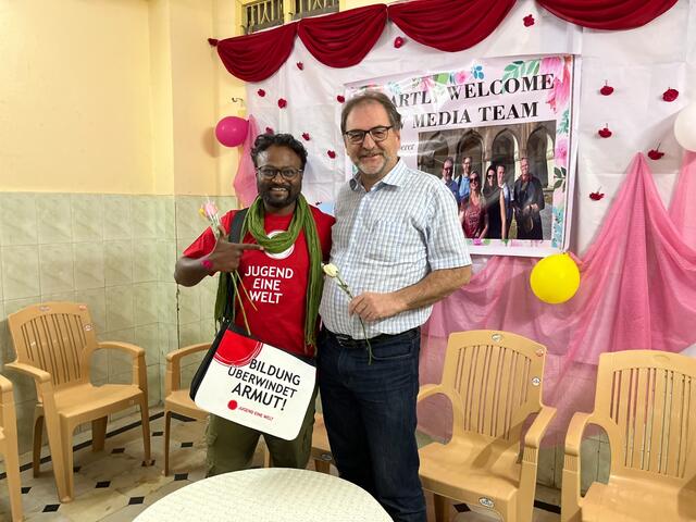 Reinhard Heiserer (GF Jugend Eine Welt, rechts) mit Lokesh Kumar (links) - er war früher Straßenkind und ist heute ein gefeierter Bollywood-Star.  | Foto: Jugend Eine Welt