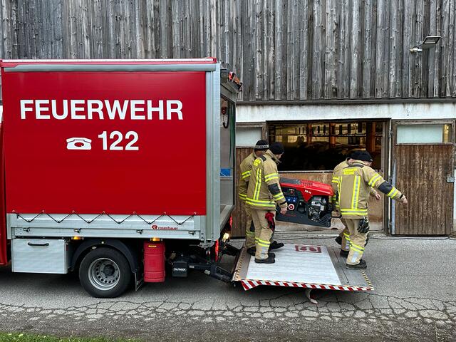 Die Feuerwehr Wiesing kam mit Aggregaten um zu helfen. | Foto: ZOOM-Tirol