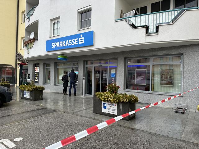 Am späten Donnerstagvormittag wurde eine Sparkassen-Filiale in Kufstein überfallen. | Foto: ZOOM.Tirol