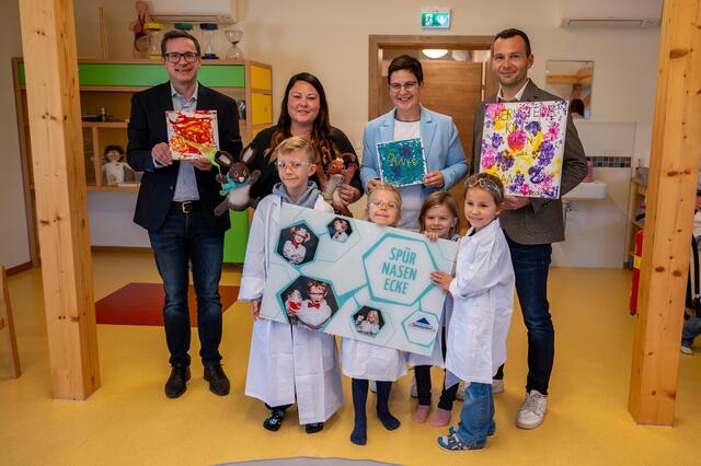 Dankeschön der Kindergartenkinder an die Unterstützer der „Spürnasenecke“, hintere Reihe von links nach rechts: Josef Eder (Geschäftsführer Spürnasenecke), Nicole Pospisil (Kindergartenleiterin), Michaela Schneidhofer (Bürgermeisterin Hernstein), Hannes Hofer (Geschäftsführer Dolomitsandwerk GmbH).
 | Foto: Edith Schimak