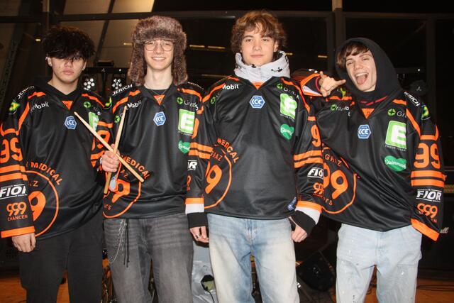 Die junge Band Wrong Generationen spielten im Foyer des Liebenauer Eisstadions. | Foto: MeinBezirk/Hofmüller