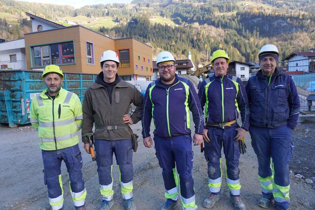 Der Bautrupp der Fa. Bodner ist voll im Einsatz. Die Arbeiten gehen gut voran.  | Foto: Haun
