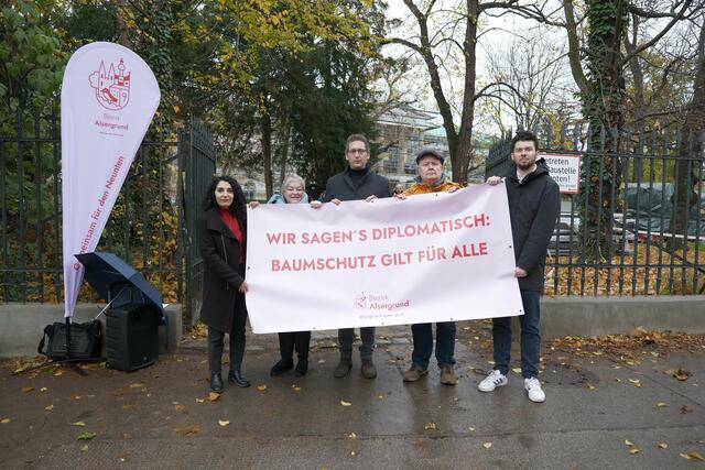 Die Bezirksvorstehung Alsergrund hat sich am Donnerstag, 28. November, vor dem Palais Clam-Gallas versammelt, um auf Missstände beim Baumschutz bei der zukünftigen Botschaft von Katar hinzuweisen. | Foto: Maximilian Spitzauer / MeinBezirk