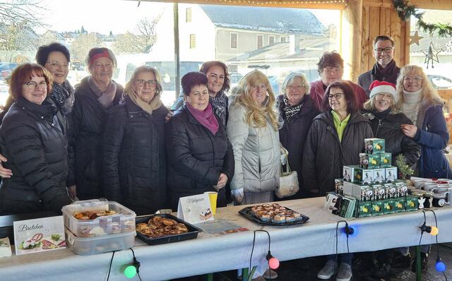 Den Edelschrotter VP Frauen statteten an diesem Tag auch Bezirksleiterin Klaudia Stroißnig (2. v. l.) und Bürgermeister Georg Preßler (hinten rechts) einen Besuch ab. | Foto: VP Frauen Edelschrott